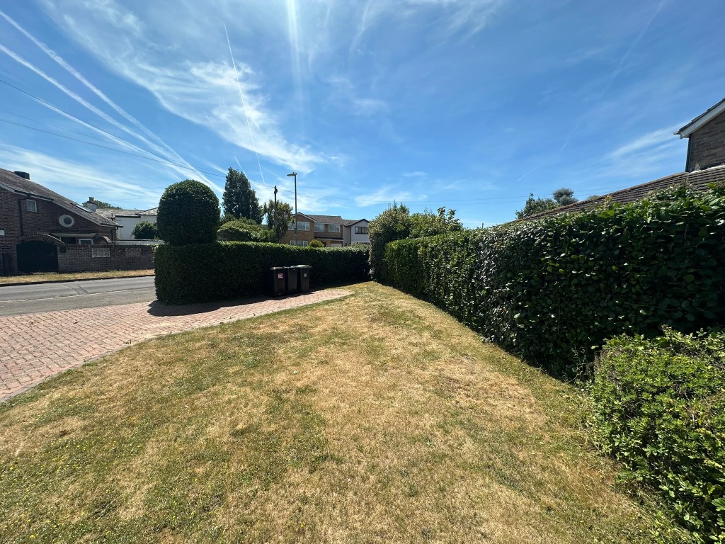 Roadside lawn cut and edged in Emsworth by EHW Landscapes